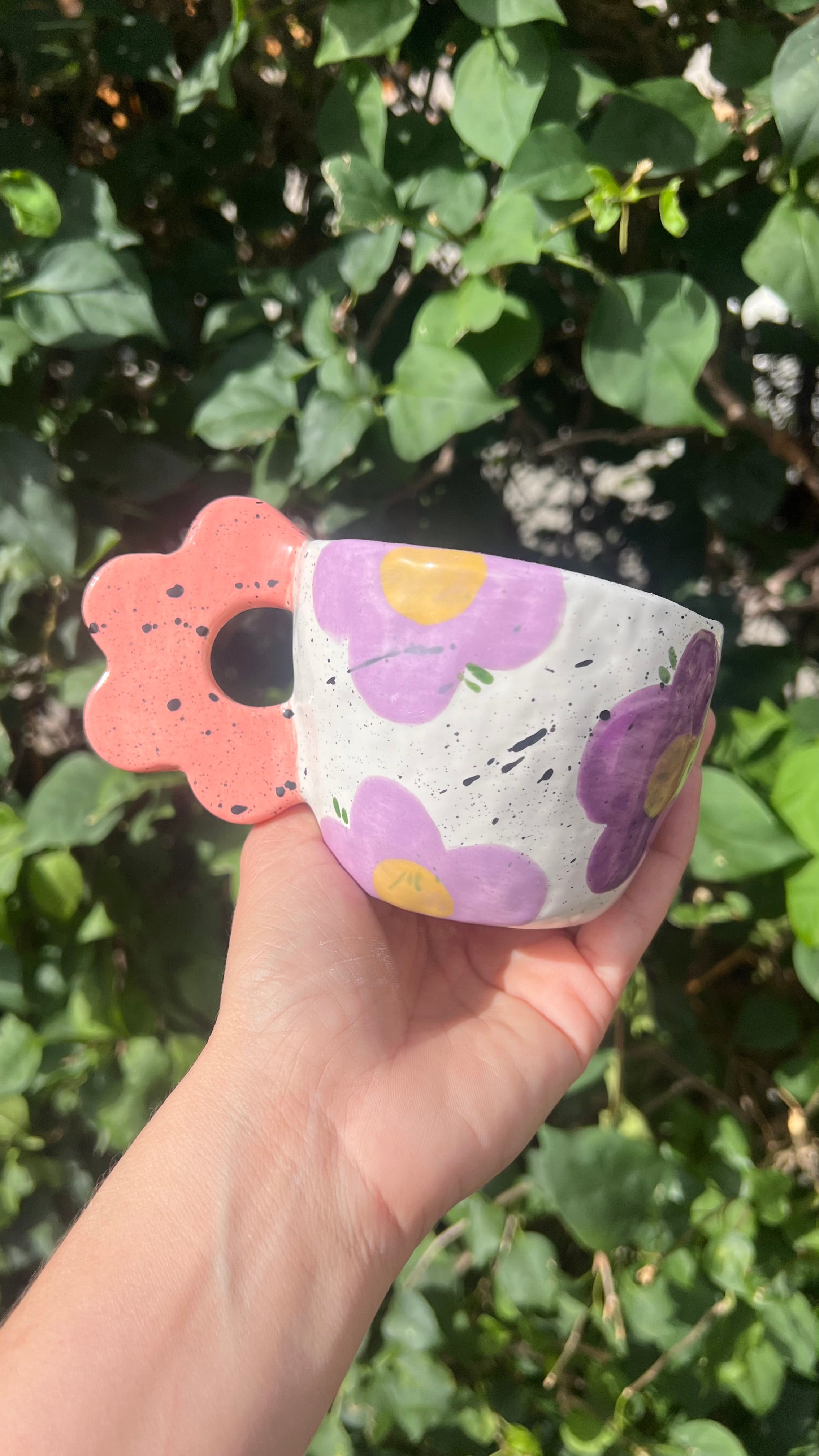 Taza blanca con handle de flor "peach"- Flores violetas
