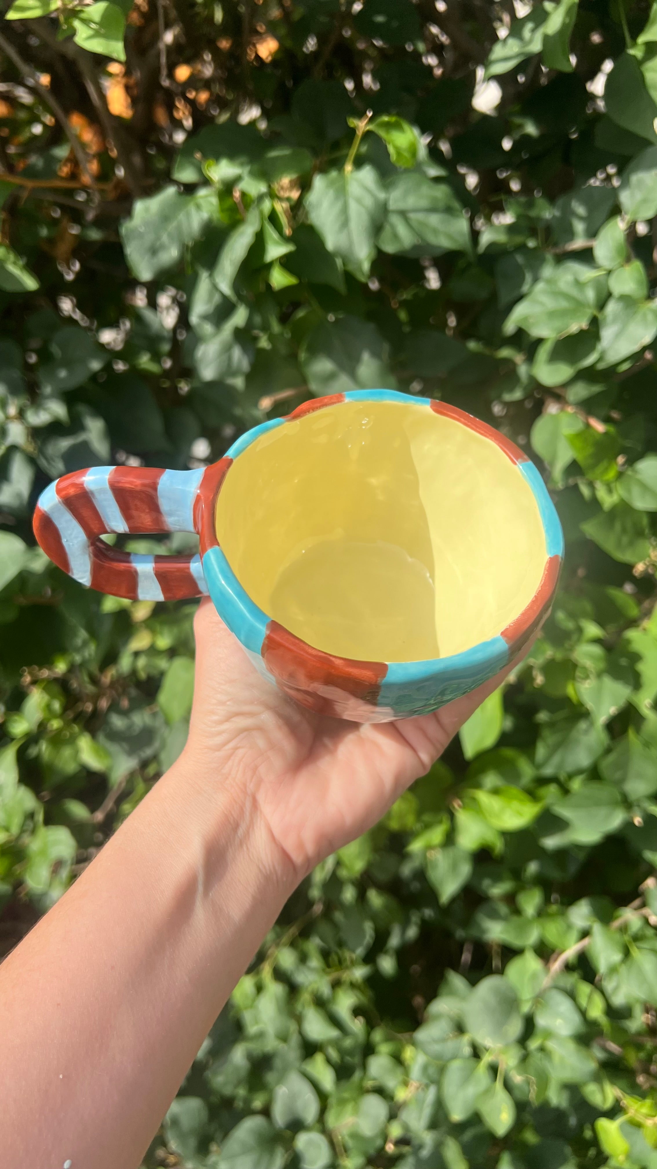 Taza de lineas marrones y azul/turquesa