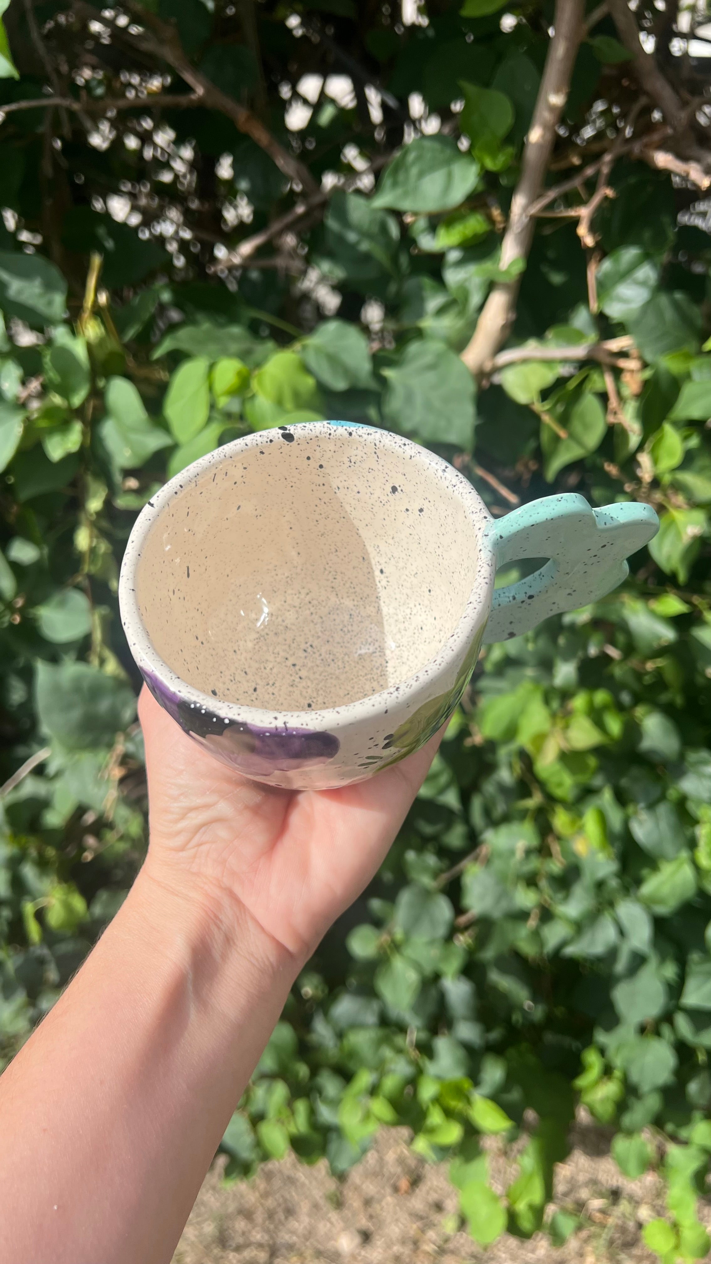 Taza blanca con handle azul de flor - Flores de colores