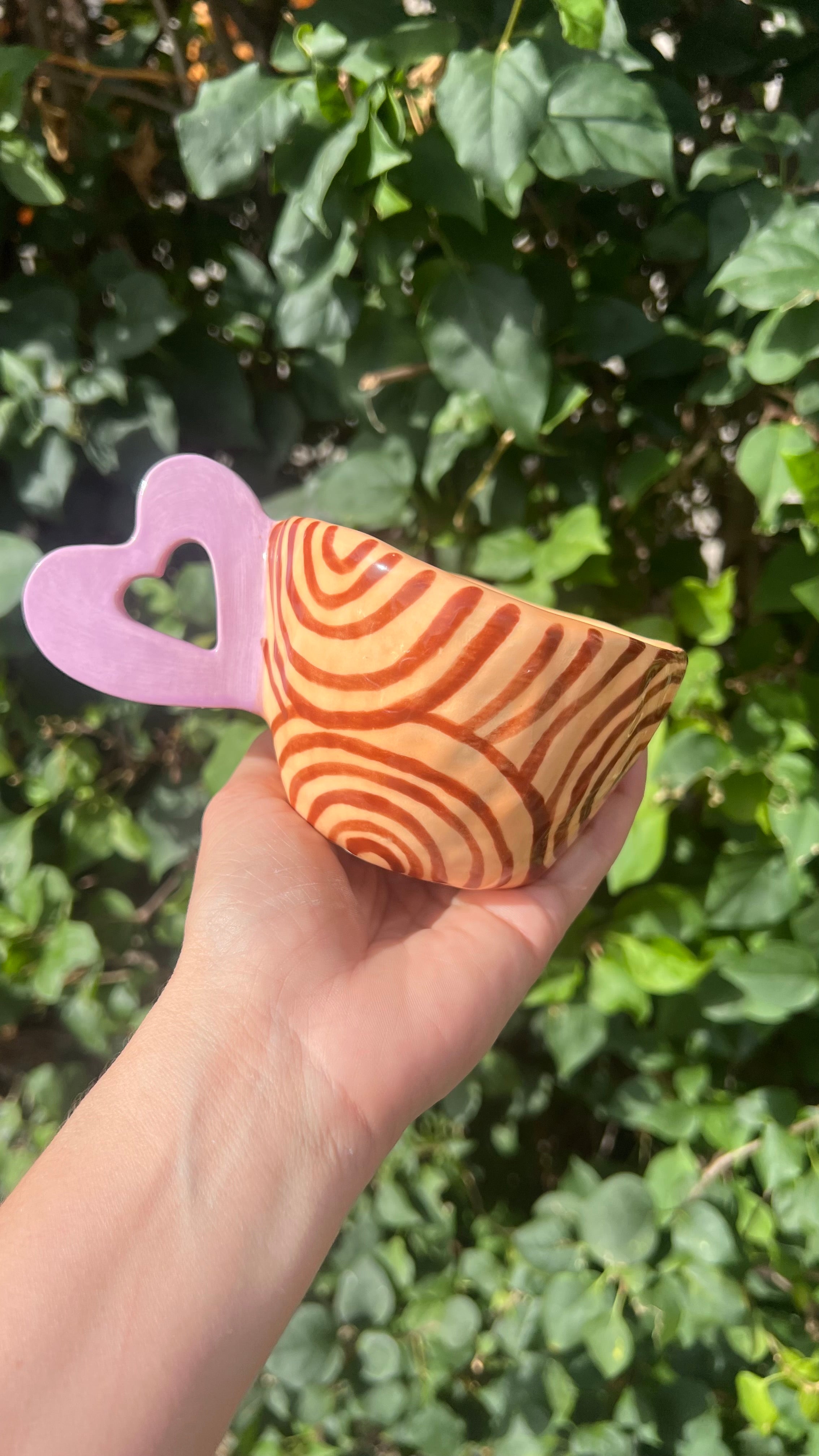 Taza anaranjada con handle de corazon violeta - Lineas marrones