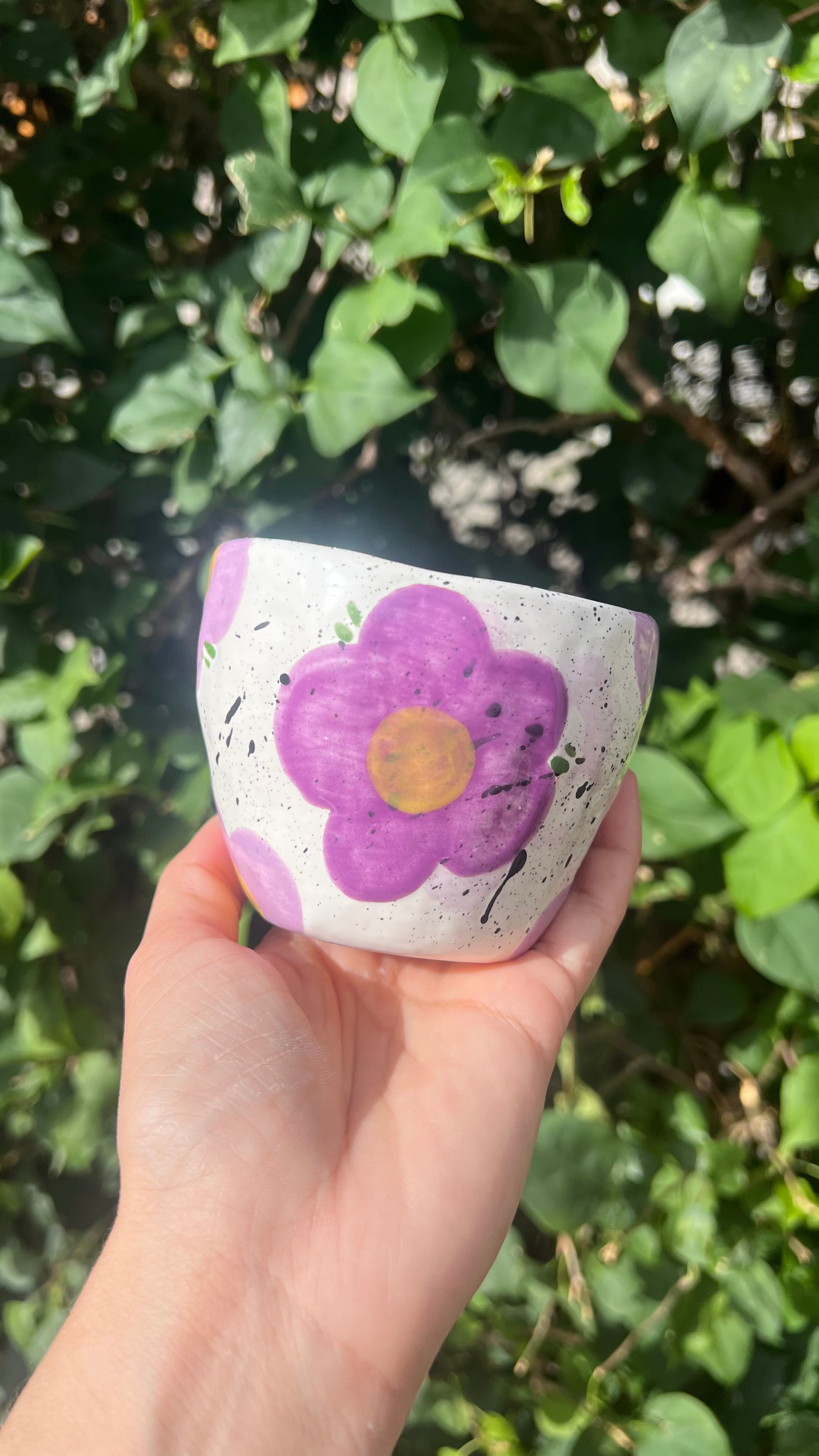 Taza blanca con handle de flor "peach"- Flores violetas
