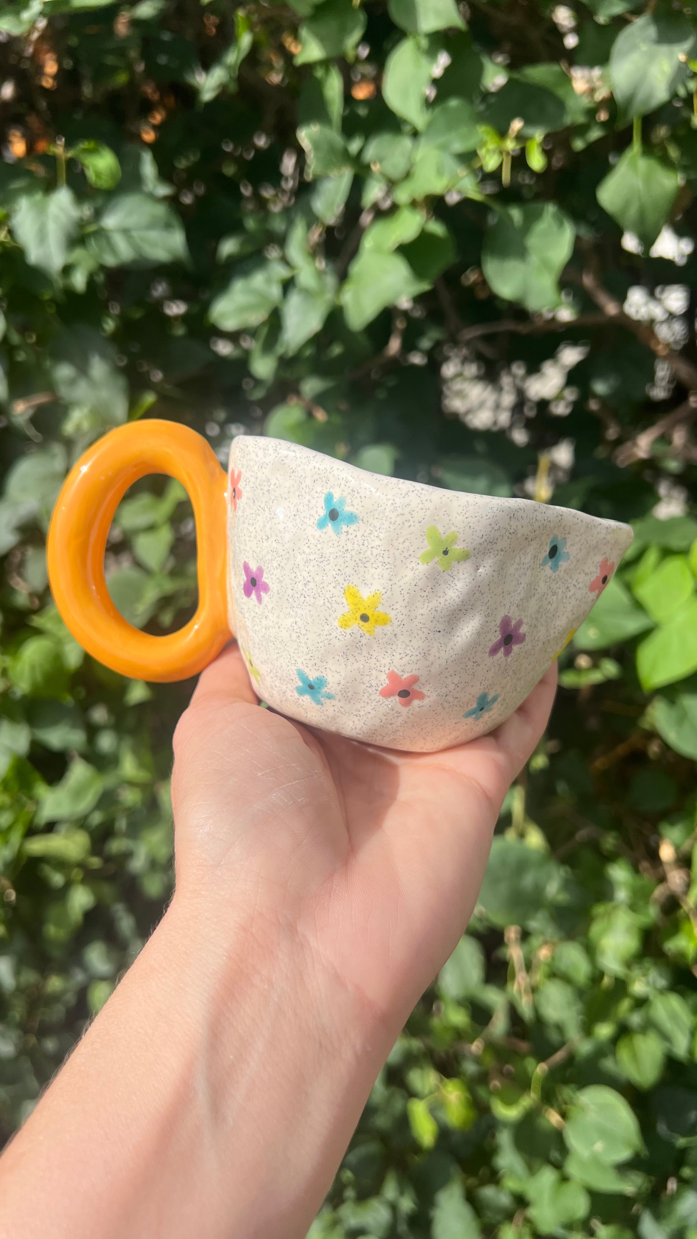 Taza blanca con handle mostaza- flores de colores