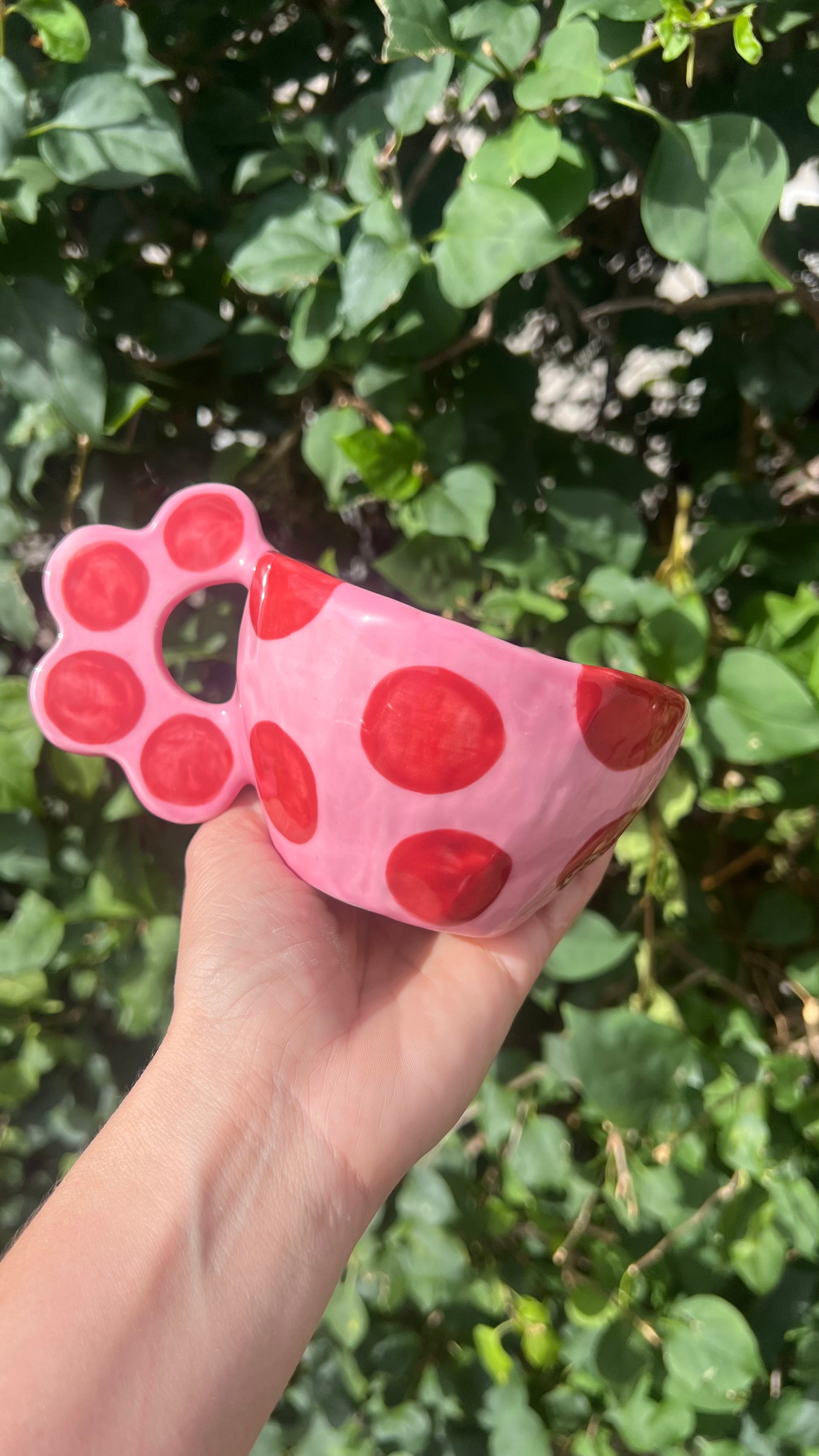 Taza rosa con puntos color vino