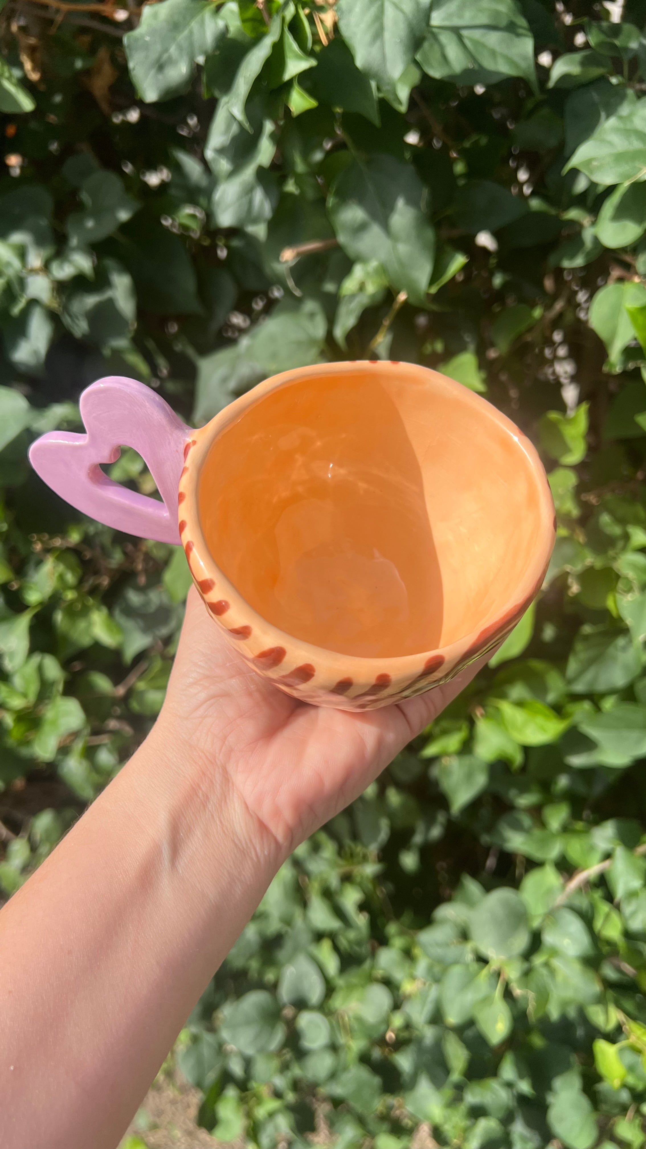 Taza anaranjada con handle de corazon violeta - Lineas marrones