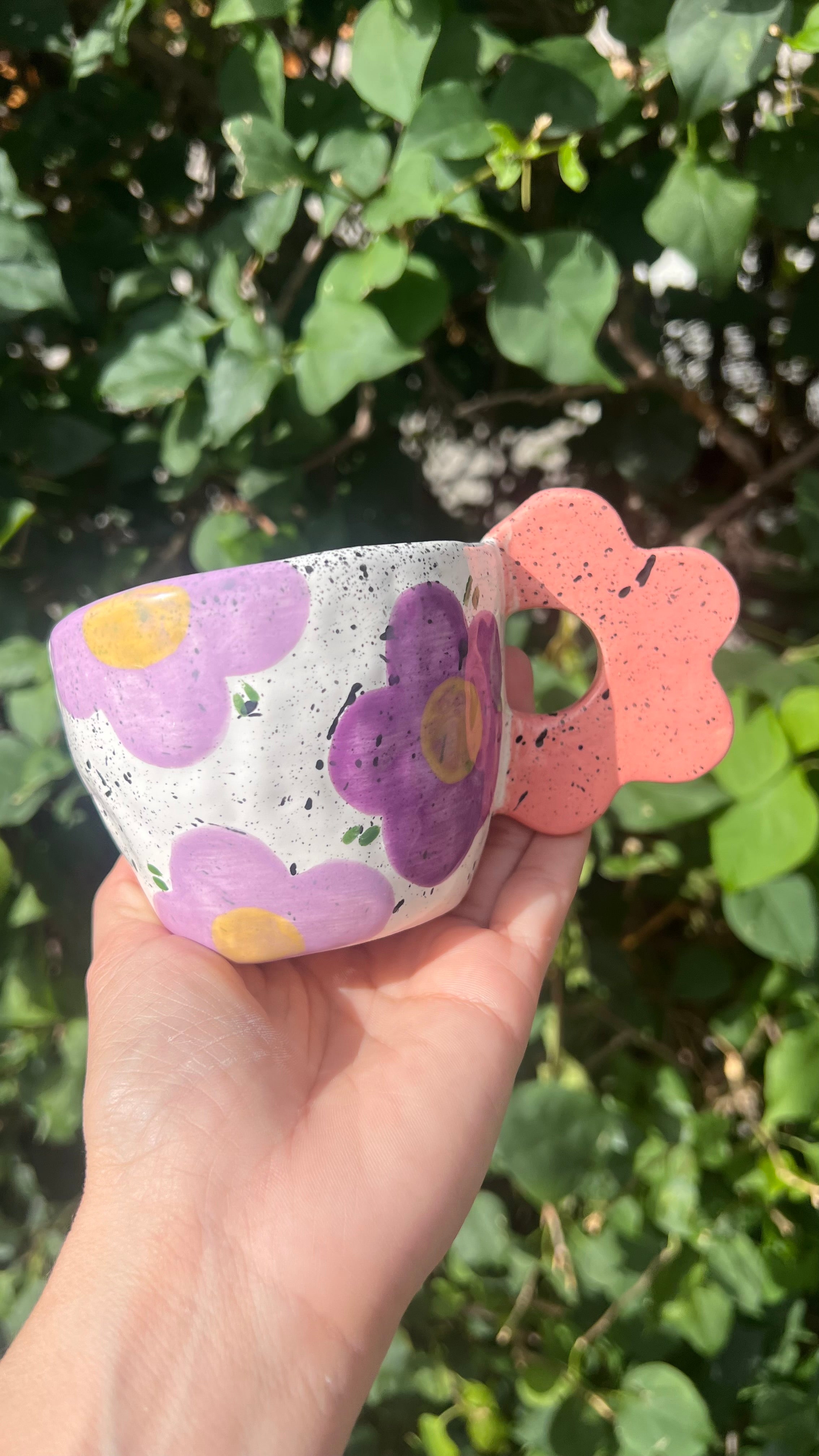 Taza blanca con handle de flor "peach"- Flores violetas