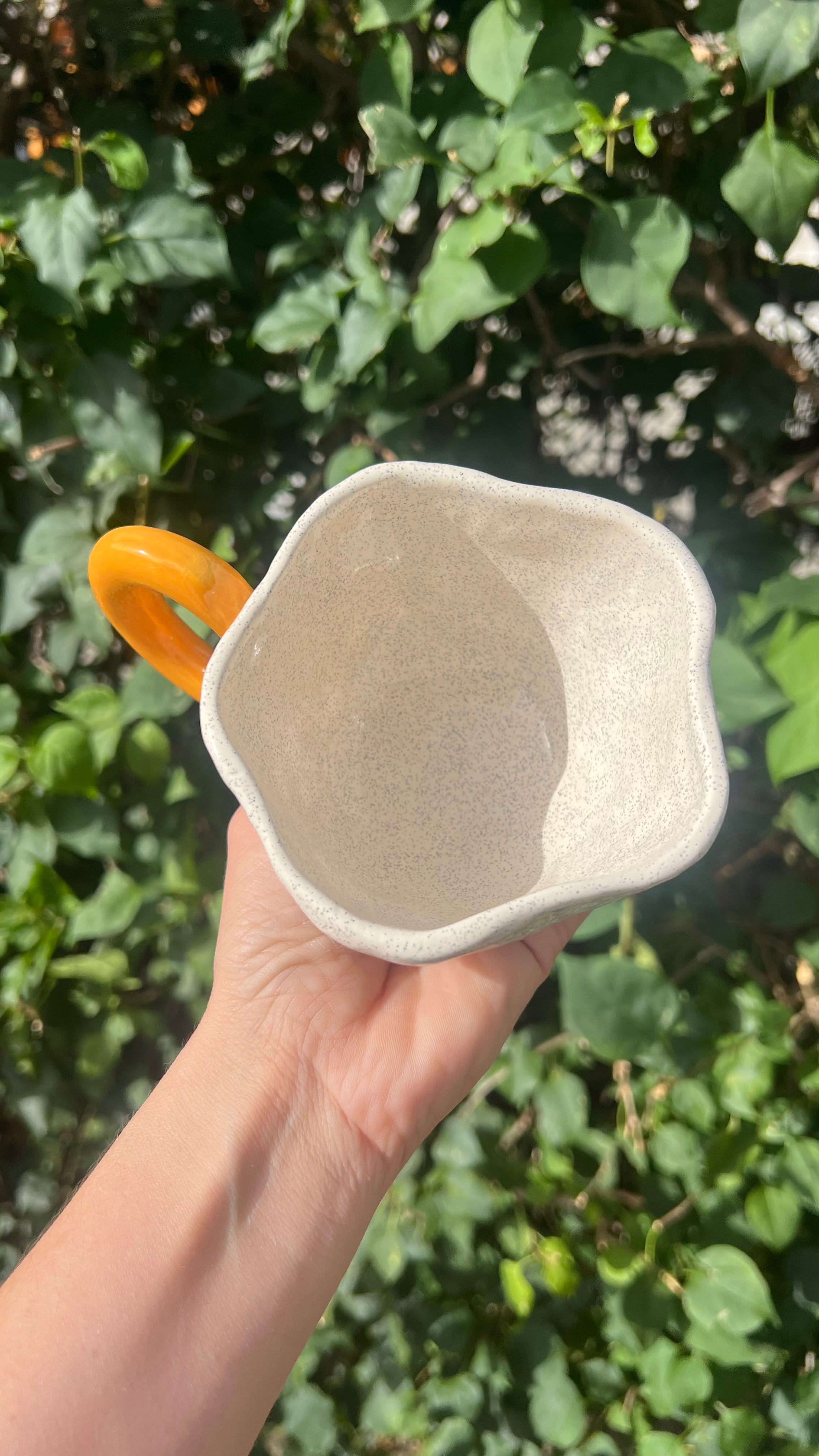 Taza blanca con handle mostaza- flores de colores